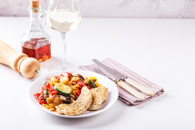 Stół z przygotowanymi potrawami