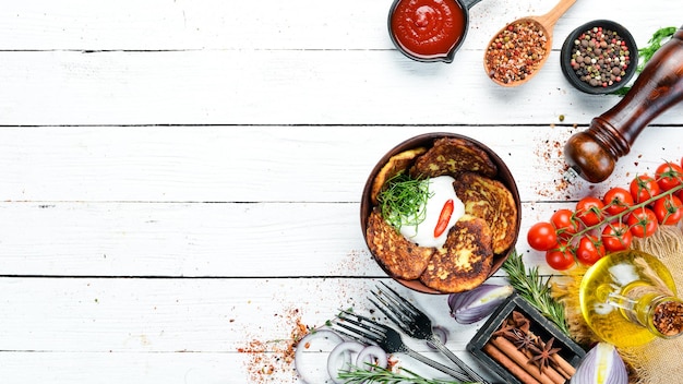 Różne dania ułożone na stole