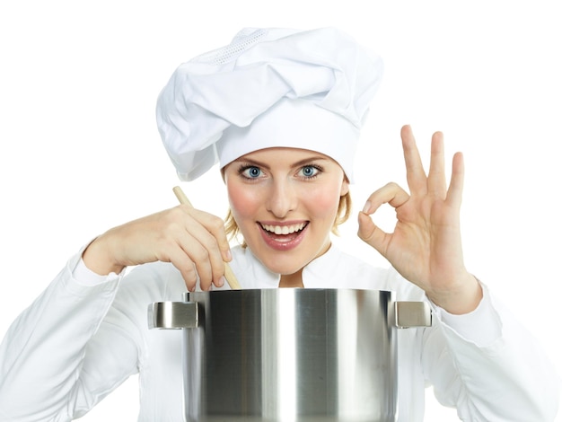 Uśmiechnięty kucharz podczas gotowania